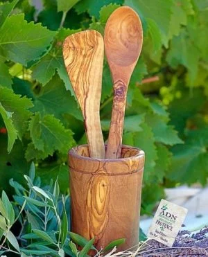 Boite spéciale cuisine en bois d'olivier Diamètre 10 cm et hauteur 17 cm env. Livré avec une spatule et une cuillère en bois d'olivier de 30 cm env. de longueur